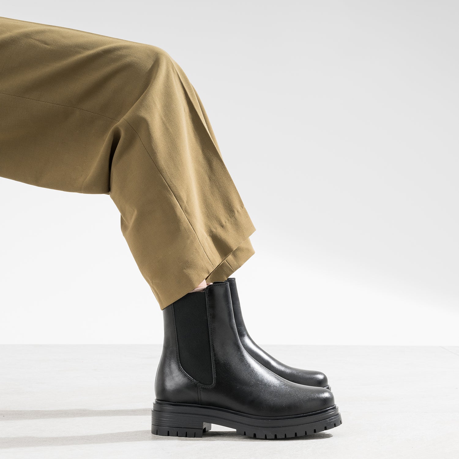 TEXTO black leather Chelsea boots with notched sole Ankle Boots Women ERAM